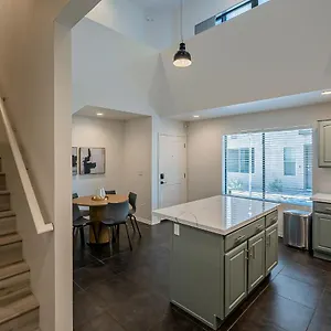Modern 3 Bed - 3 Bath Townhouse W/ Rooftop Deck Holiday home
