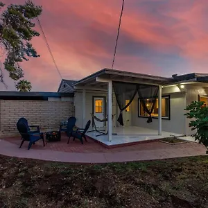 New Midtown Modern With Backyard Apartment