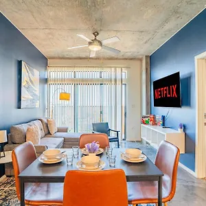 Striking 2bd - Cdt- Gym, Pool, Parking - Sleep8 Apartment